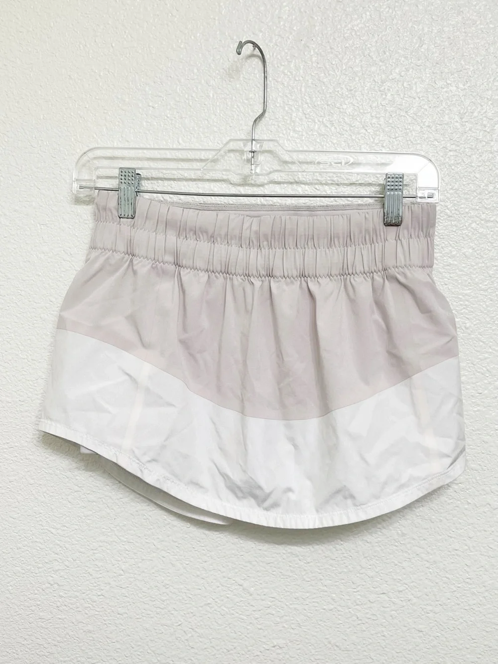 Lululemon Hotty Hot Shorts Size 4 Light Chrome White
